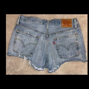 LEVI SHORTS. W28. LIGHT WASH. Like New